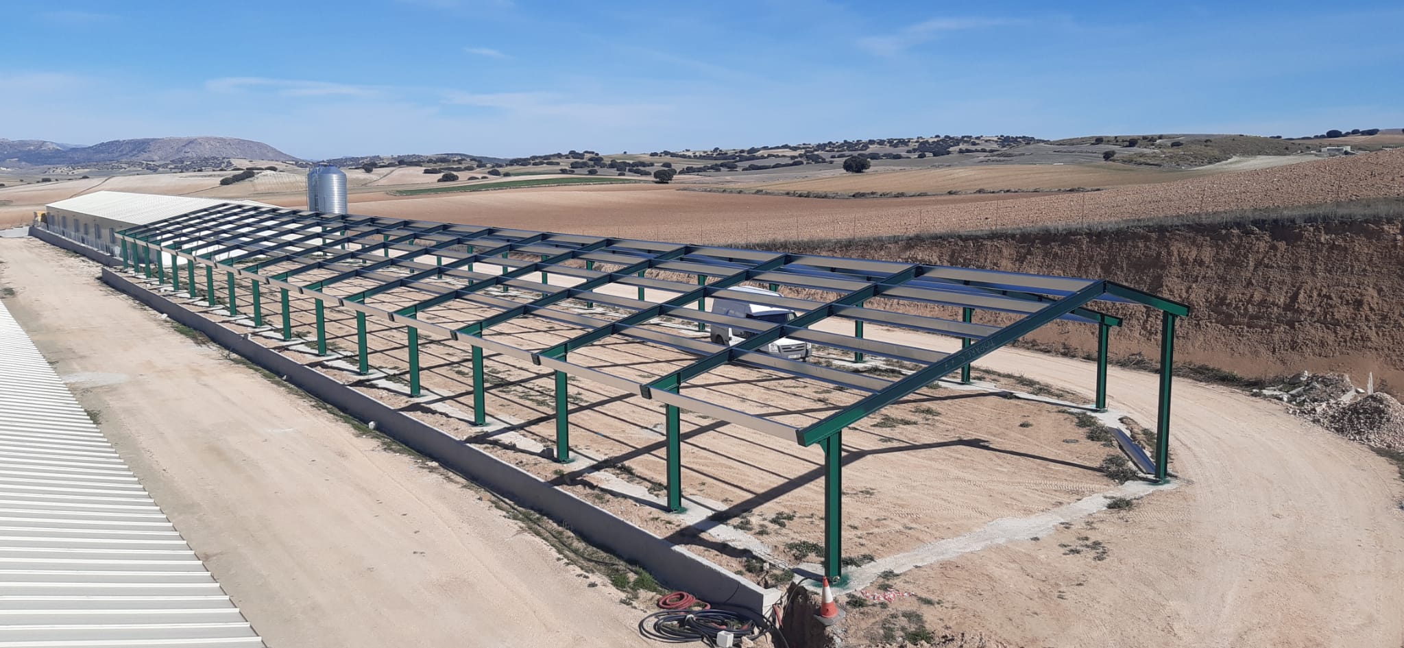 Estructura de una granja avícola en Topares (Almería)